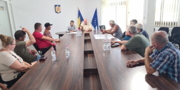 GALERIE. Se deschide piața din Oșorhei în curtea Primăriei. Doar producătorii locali vor vinde. Pregătiri pentru piața de 7 milioane de lei