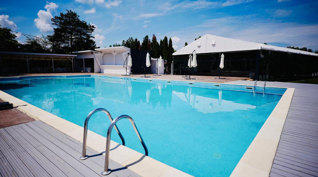 Înecat într-o piscină. Tânărul de 28 de ani  se afla la un chef în Remeți