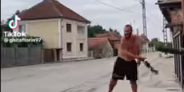 S-a filmat în timp ce trântea o pisică de trotuar. Tânăr de 23 de ani, reținut pentru schinguire