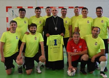 Din sutane la crampoane. Preoții greco-catolici din Oradea, din altar pe terenul de fotbal