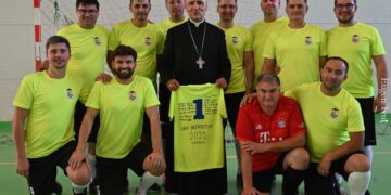 Din sutane la crampoane. Preoții greco-catolici din Oradea, din altar pe terenul de fotbal