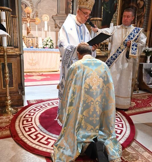 Preotul specializat în drept, hirotesit arhimandrid de PS Virgil Bercea. E responsabil cu pastorația sanitară în Spitalul Universitar „La Princesa” din Madrid, coordonator de doctorat la Universitatea Pontificală din Salamanca