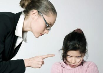 Noua Lege a Educației: Profesorii cercetați pentru violență nu vor preda la clasă cât sunt cercetați, dar vor primi salariu