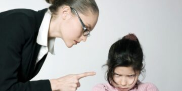 Noua Lege a Educației: Profesorii cercetați pentru violență nu vor preda la clasă cât sunt cercetați, dar vor primi salariu