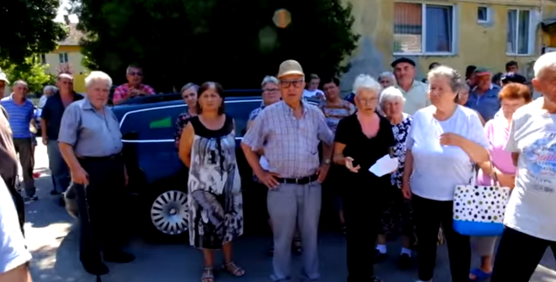 Localnicii din Șuncuiuș, protest în stradă