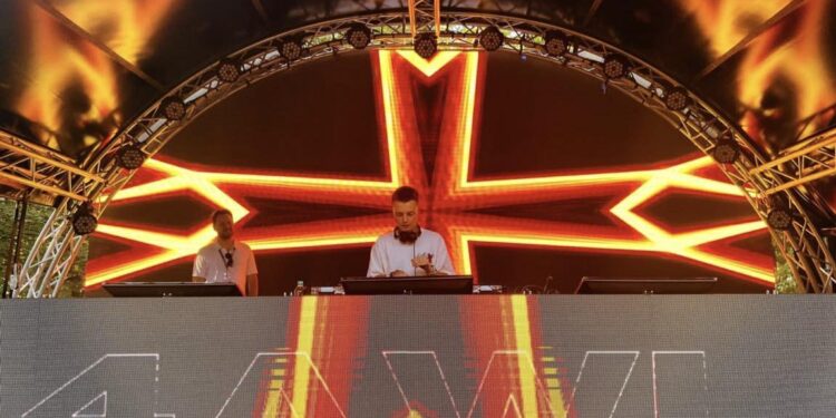 GALERIE. Elevul Liceului Internațional Agora Oradea, debut la 16 ani, ca DJ, la Untold