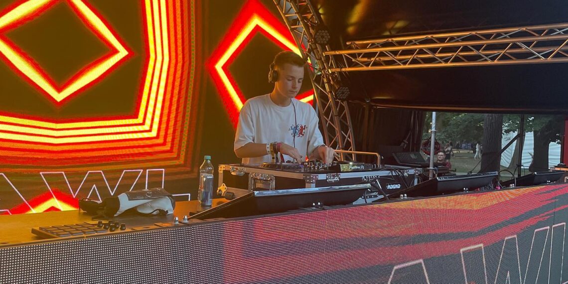 Puștiul de 16 ani de la Școala Agora va mixa la CODRU Festival, eveniment din Top 10 Medium Festivals în Europa