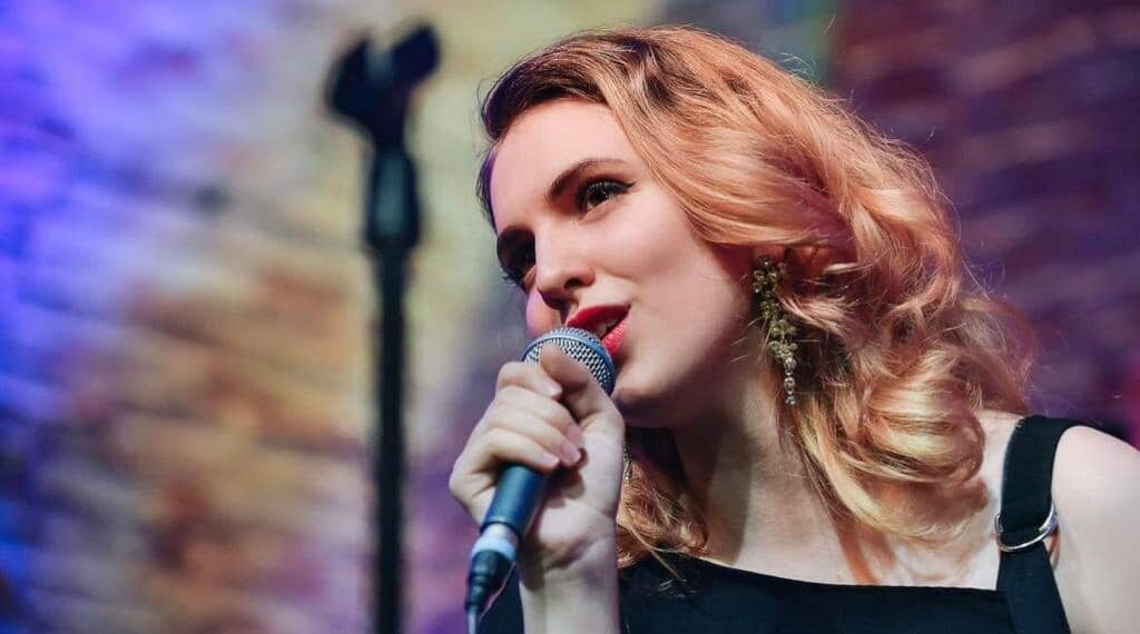 Cine e orădeanca născută într-o familie de medici care a studiat jazz vocal într-un conservator de prestigiu din Londra. Concert la Casa Darvas