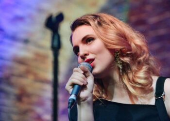 Cine e orădeanca născută într-o familie de medici care a studiat jazz vocal într-un conservator de prestigiu din Londra. Concert la Casa Darvas