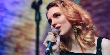 Cine e orădeanca născută într-o familie de medici care a studiat jazz vocal într-un conservator de prestigiu din Londra. Concert la Casa Darvas