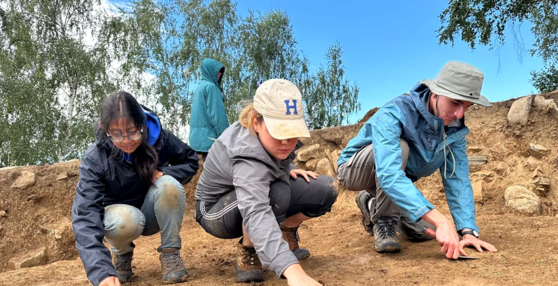 Scheletul dezmembrat al unui bărbat, descoperit în Apuseni