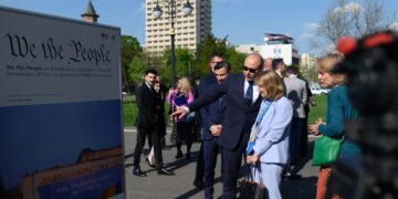 Ce misiune are ambasadorul SUA în România, Kathleen Kavalec, luni, în Piața Unirii