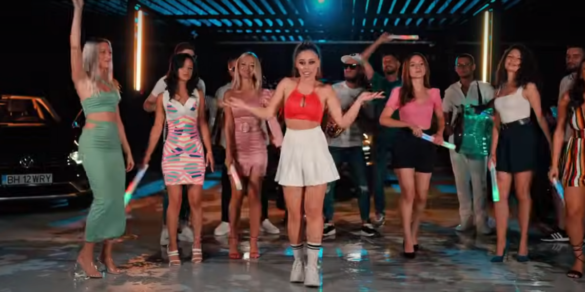 VIDEO.Cântăreața Andrada Oros  a avut parte de vizita poliției la filmarea unui videoclip într-o parcare  supraetajată din Oradea. Trădată și de cea mai bună prietenă