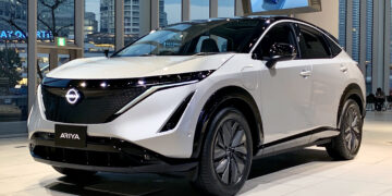 Modele noi de Lexus, Nissan Ariya, Jeep Avenger,  Alfa Romeo, mașini retro și modificate pentru off-road în parcarea Era, la Top Auto