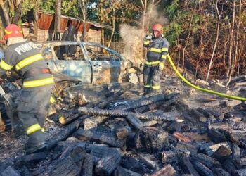 Au ars două mașini și 4 mc de lemn. Foc violent într-o gospodărie din Dobricionești