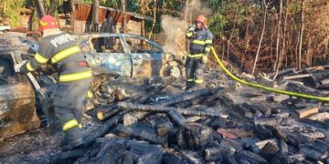 Au ars două mașini și 4 mc de lemn. Foc violent într-o gospodărie din Dobricionești
