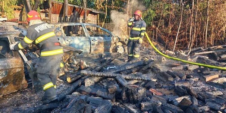 Au ars două mașini și 4 mc de lemn. Foc violent într-o gospodărie din Dobricionești