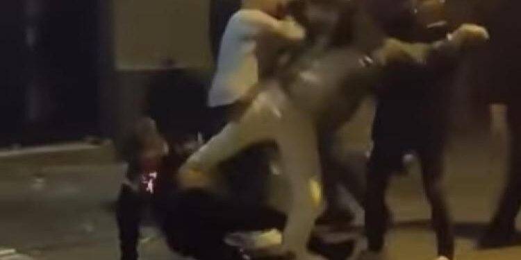 Un bărbat este căutat pentru a fi încarcerat, după o bătaie cu furci, topoare, pietre, la un botez în Gepiu. 7 persoane în arest