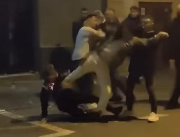 Un bărbat este căutat pentru a fi încarcerat, după o bătaie cu furci, topoare, pietre, la un botez în Gepiu. 7 persoane în arest 