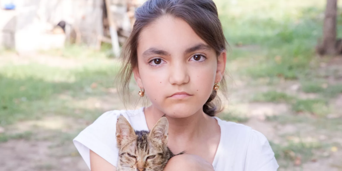 Diana, fetița de 11 ani cu imunitate scăzută, tristă că la începerea școlii mama va sta zilnic cu un nod în gât. O putem ajuta donând în Fondul de burse