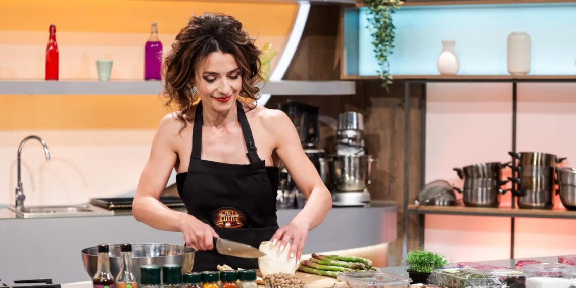 VIDEO.GALERIE. Povestea incredibilă a marghitencei care a uimit Chefi la cuțite. E actriță, a lucrat pentru Parlamentul European, vicecampionă la bikini fitness, nutriționist. Avea 85 de kg în liceu