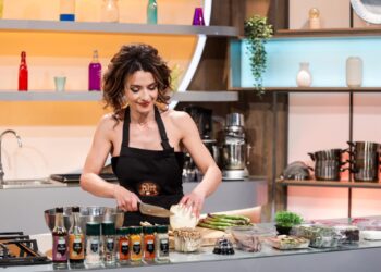 VIDEO.GALERIE. Povestea incredibilă a marghitencei care a uimit Chefi la cuțite. E actriță, a lucrat pentru Parlamentul European, vicecampionă la bikini fitness, nutriționist. Avea 85 de kg în liceu