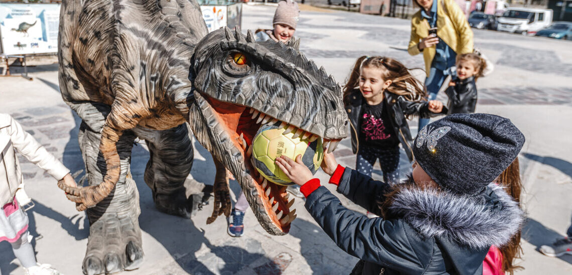 55 de dinozauri animatronici de dimensiuni reale în Parcul Cetății Oradea