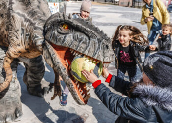 55 de dinozauri animatronici de dimensiuni reale în Parcul Cetății Oradea