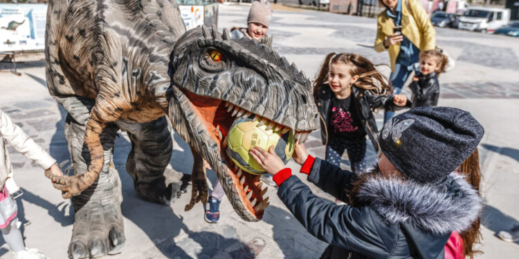 55 de dinozauri animatronici de dimensiuni reale în Parcul Cetății Oradea