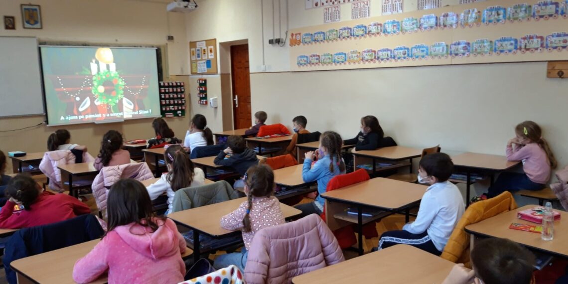 Elevii de la țară vor avea acces la lecțiile predate de profesorii din „Emanuil Gojdu” și „Mihai Eminescu”