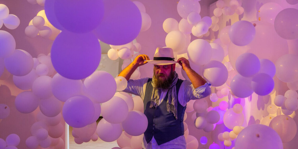 Instalația-manifest cu 7000 de baloane din Cetate mai poate fi văzută până pe 15 septembrie. Pentru orașul viitorului, realizat din 4000 de baloane, premiat la Oxford