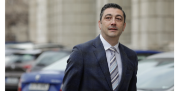 Procurorul general al României și-a făcut ucenicia la Oradea. Se ocupa cu urmărirea penală în cazuri de criminalitate economico-financiară și cazuri de mare violență 