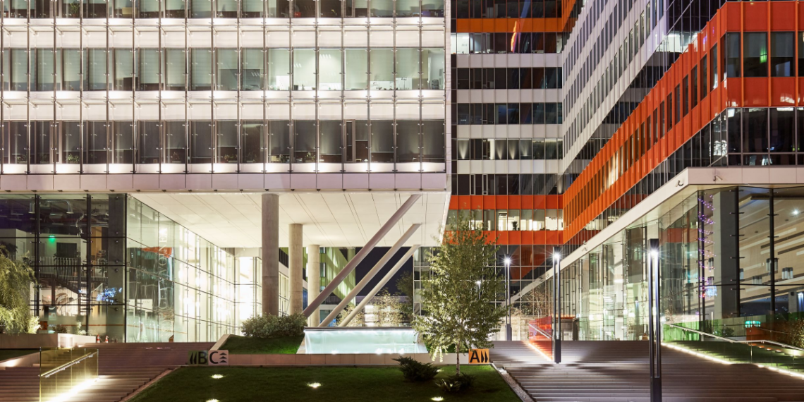 Noul parc fotovoltaic de pe clădirea unei firme din Oradea produce cât necesarul pentru 37 de case pentru un an