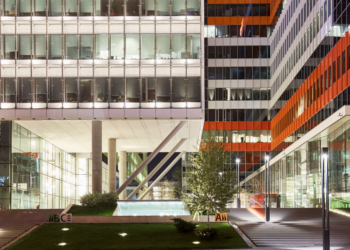 Noul parc fotovoltaic de pe clădirea unei firme din Oradea produce cât necesarul pentru 37 de case pentru un an