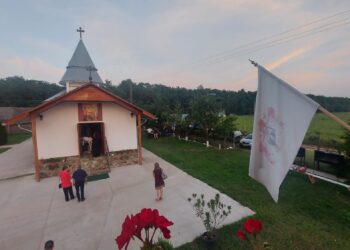 Maslu la schit. Vor aduce icoana cu un fragment din lemnul Sfintei Cruci