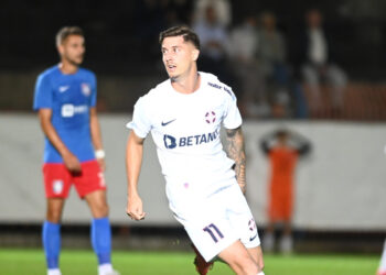 One man show-ul meciului de la Oradea, David Miculescu-FCSB , privit de tatăl său, fost jucător a lui FC Bihor din tribună