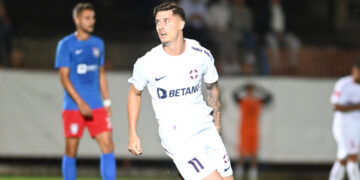 One man show-ul meciului de la Oradea, David Miculescu-FCSB , privit de tatăl său, fost jucător a lui FC Bihor din tribună