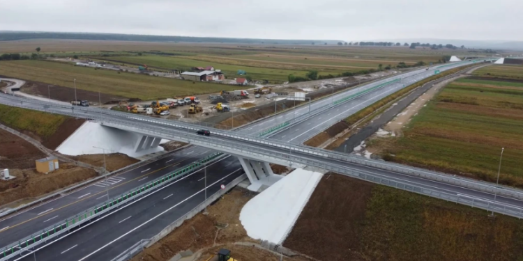 Tronsonul de autostradă Nușfalău-Suplacu de Barcău, din autostrada A3, s-ar putea deschide pe 22 septembrie.Termenul de finalizare, februarie 2023, a fost depășit