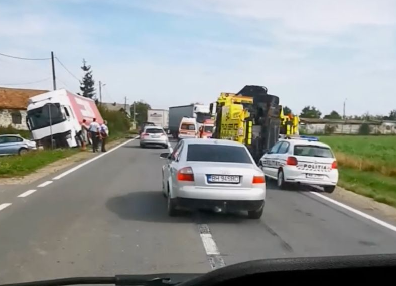 Trei autotrenuri și un autoturism implicate într-un accident la Oșorhei