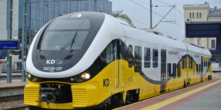 Pe ruta Oradea-Cluj-Brașov, trenuri electrice made in Polonia