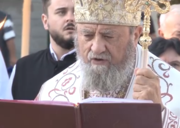 GALERIE. Cum a fost la sfințirea bisericii de lemn din complexul President. Mitropolitul Ardealului, episcopul Sofronie, 30 de preoți, 400 de enoriași