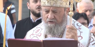 GALERIE. Cum a fost la sfințirea bisericii de lemn din complexul President. Mitropolitul Ardealului, episcopul Sofronie, 30 de preoți, 400 de enoriași