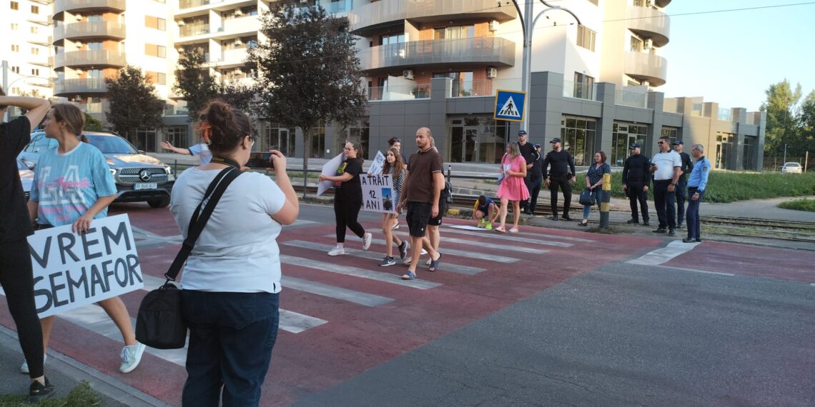 În timp ce majoritatea orădenilor își pregătesc copiii pentru școală, mama lui Horia Chiva, protest pentru semafor