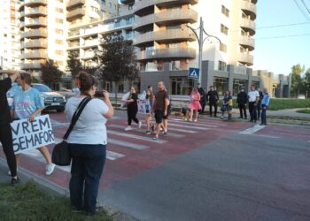 În timp ce majoritatea orădenilor își pregătesc copiii pentru școală, mama lui Horia Chiva, protest pentru semafor