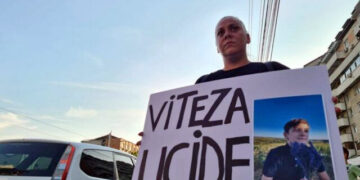 Şoferul ucigaş, care a accidentat mortal un copil pe trecerea de pietoni din faţa Poliţiei Municipiului Oradea, a fost trimis în judecată pentru ucidere din culpă / Familia băiatului vrea să ceară în instanţă schimbarea încadrării faptei în omor, cu sancţiuni mult mai dure