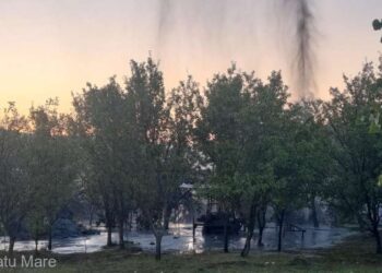 Erupţie masivă de apă termală şi gaz metan lângă o benzinărie din Satu Mare