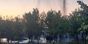 Erupţie masivă de apă termală şi gaz metan lângă o benzinărie din Satu Mare