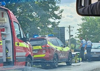 Trei mașini implicate într-un accident pe DN 79. Un om necesită îngrijiri medicale