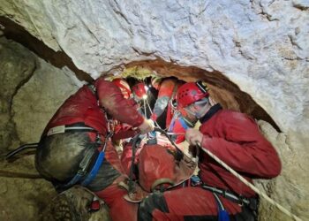 Scos pe targă din peșteră de salvamontiști