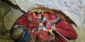 Scos pe targă din peșteră de salvamontiști